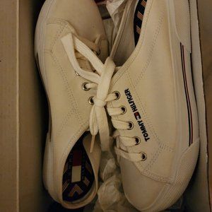 Woman's Tommy Hilfiger slip on sneakers
